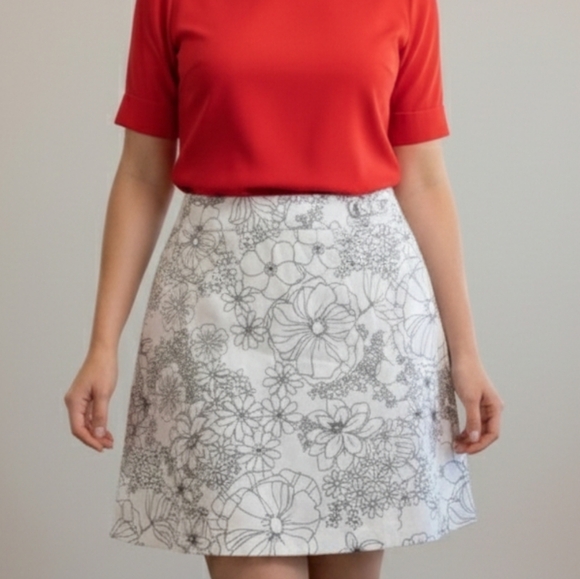 Versailles Dresses & Skirts - Women's Size 16 Versailles White Mini Skirt With Black Outlined Flowers Y2K